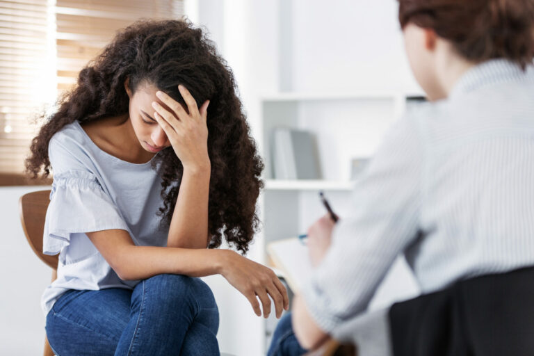 Therapist meeting with a young woman suffering from emdr